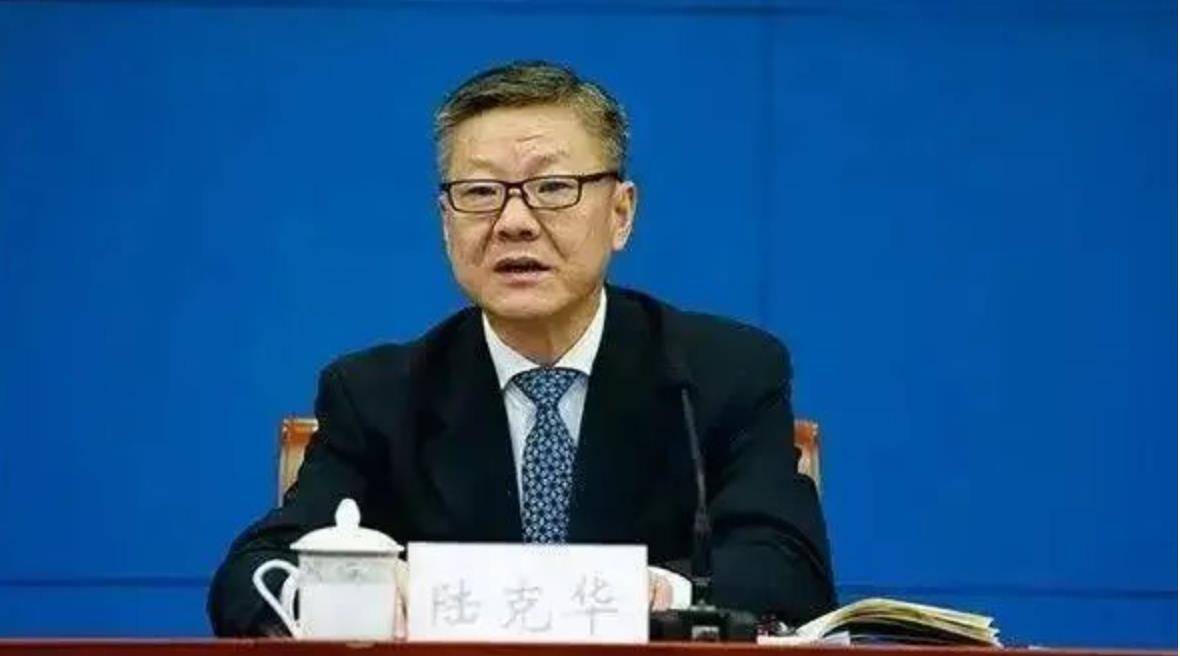 极目政情丨重庆市政法委原书记陆克华被逮捕，结交政治骗子，搞“低级红”“高级黑”