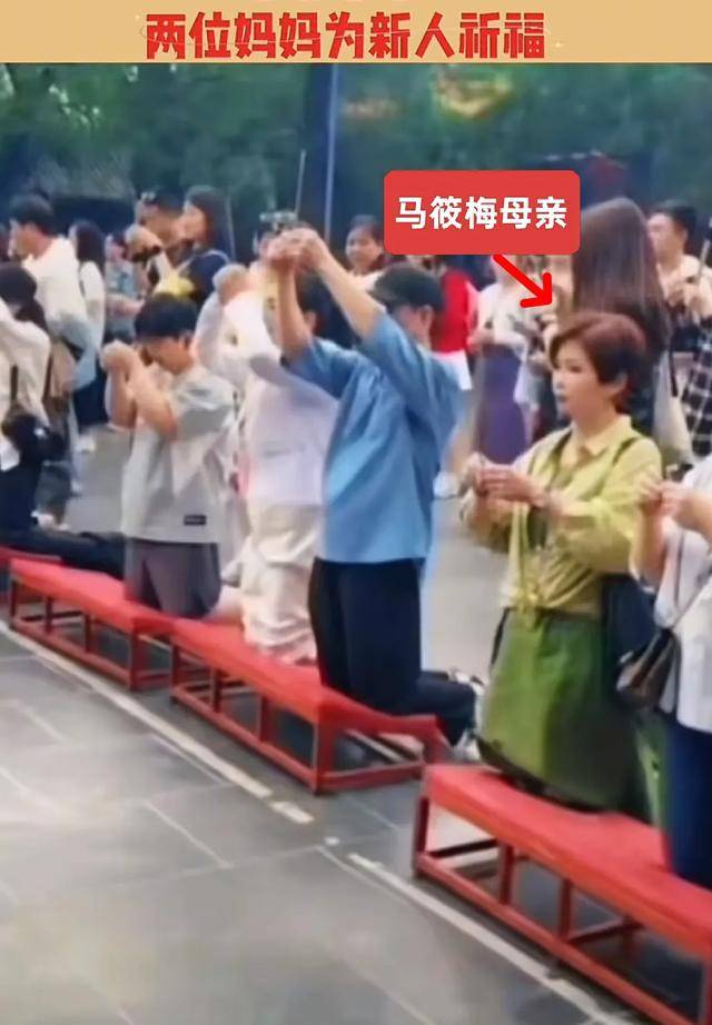汪小菲父亲出席婚礼，大佬范十足全程笑脸，对马筱梅这儿媳很满意