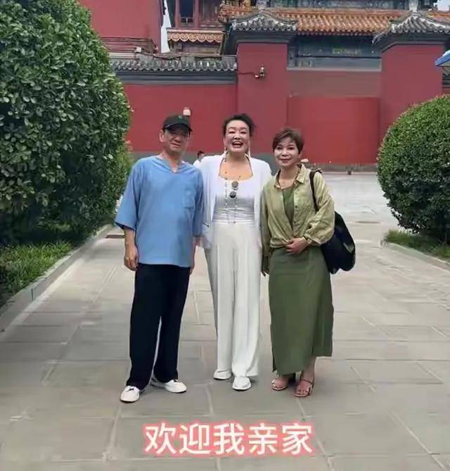 汪小菲父亲出席婚礼，大佬范十足全程笑脸，对马筱梅这儿媳很满意