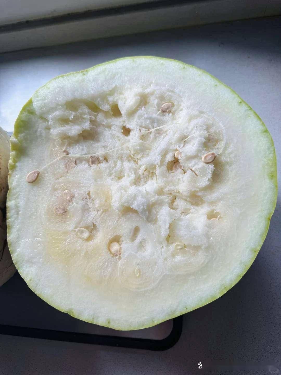 买了个西瓜敲着声音清脆,切开后全是白瓤,这还能吃吗?