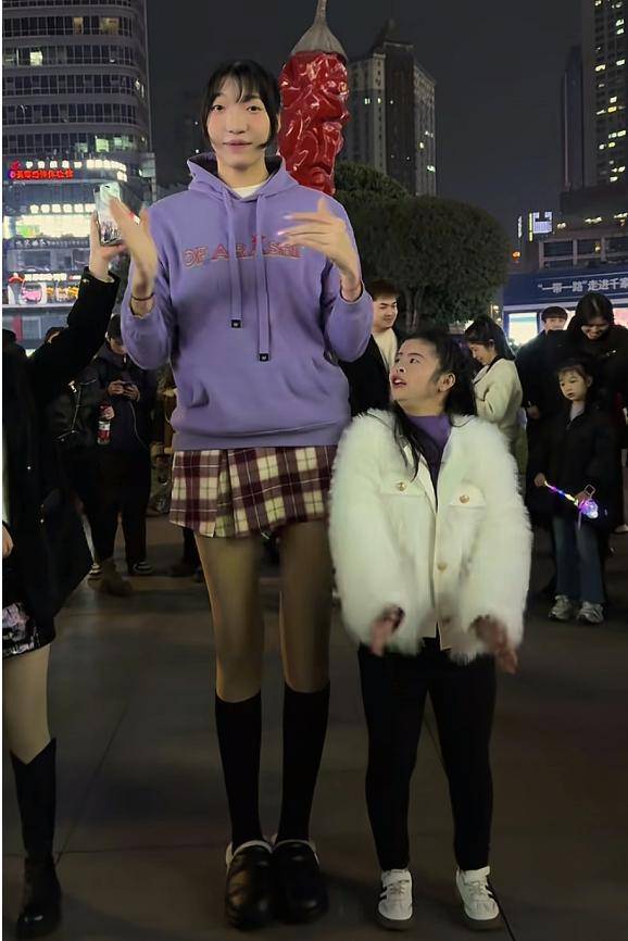 四川女巨人小玥:身高2.2米,爱上身高1.68米重庆小伙,未婚先孕
