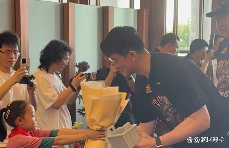 最近累坏了！阿德尔曼调侃：更衣室对明天休息比对抢七更兴奋