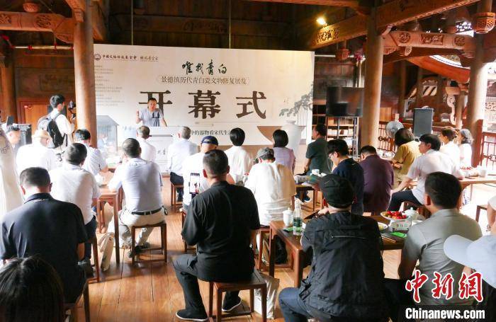 Jingdezhen出现了一百多片蓝色和白色瓷器，以展示歌曲王朝的美丽