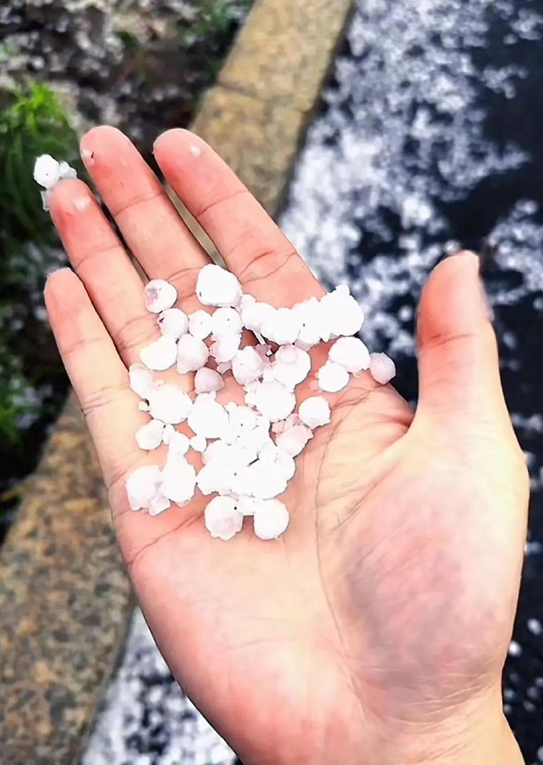 东北一地突降冰雹!