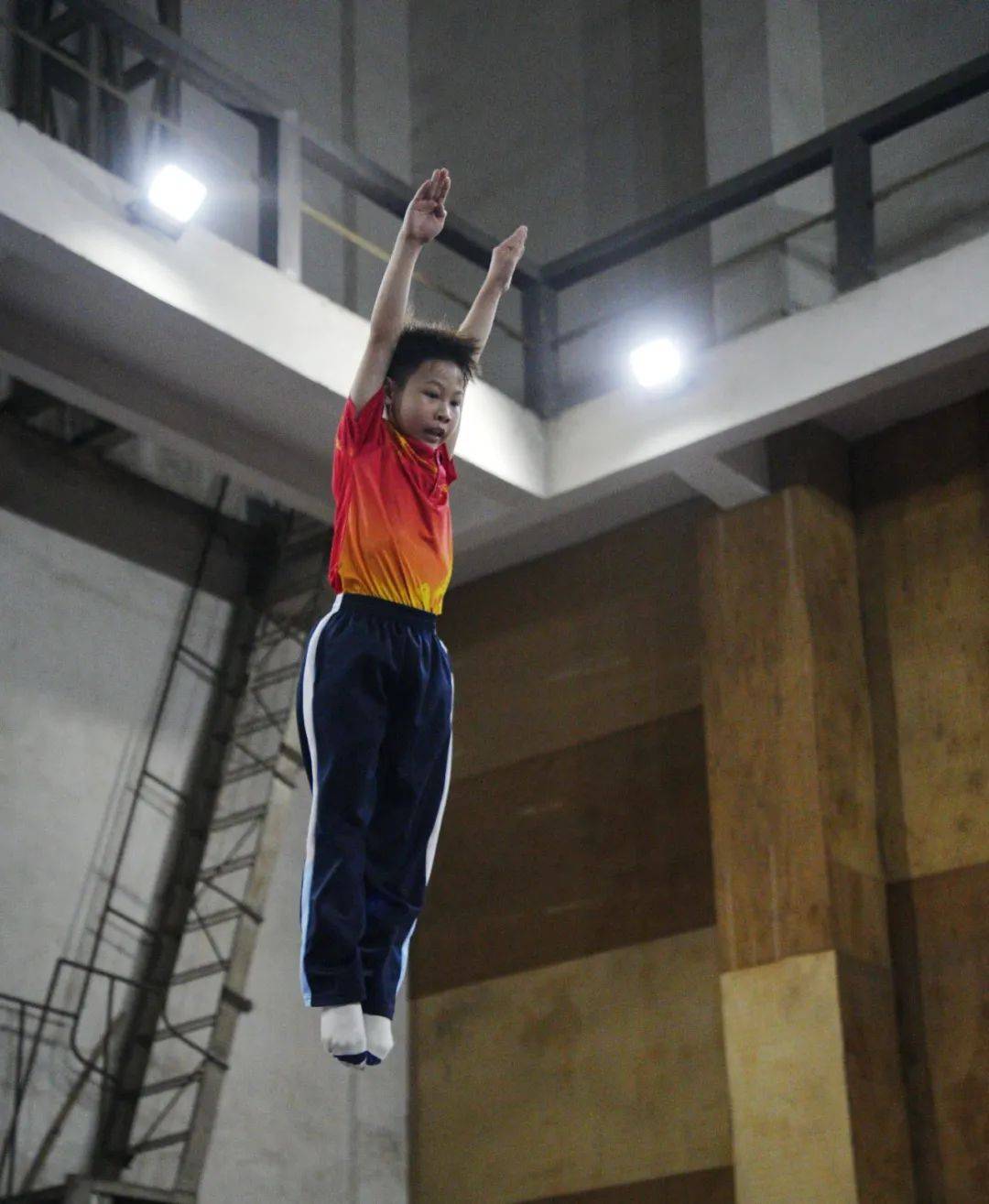 男子丁组团体第三名,梅州市第九届运动会团体冠军)兴宁市蹦床队于1998