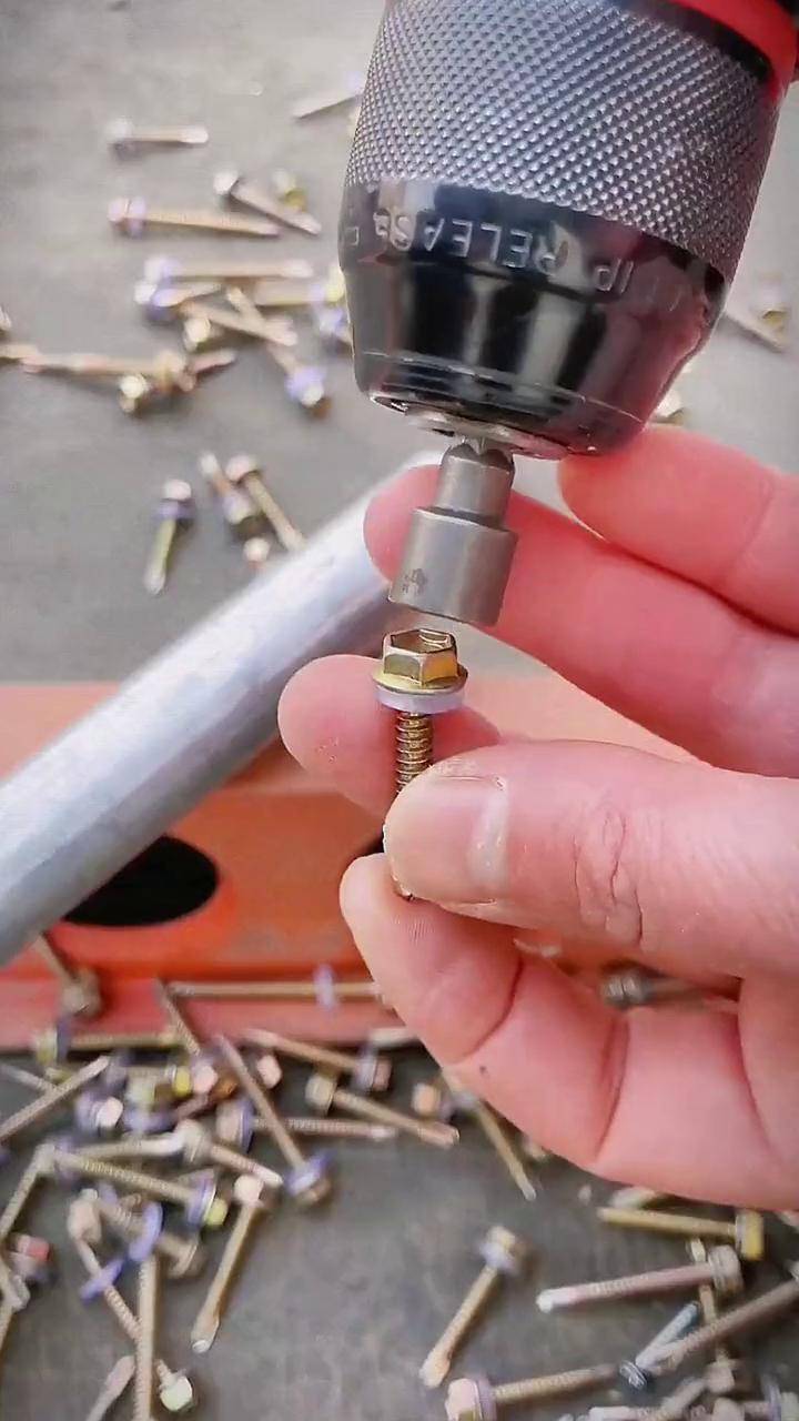 平时维修拆卸螺丝螺母打个燕尾钉的,就用这款强磁套筒不用手扶省时