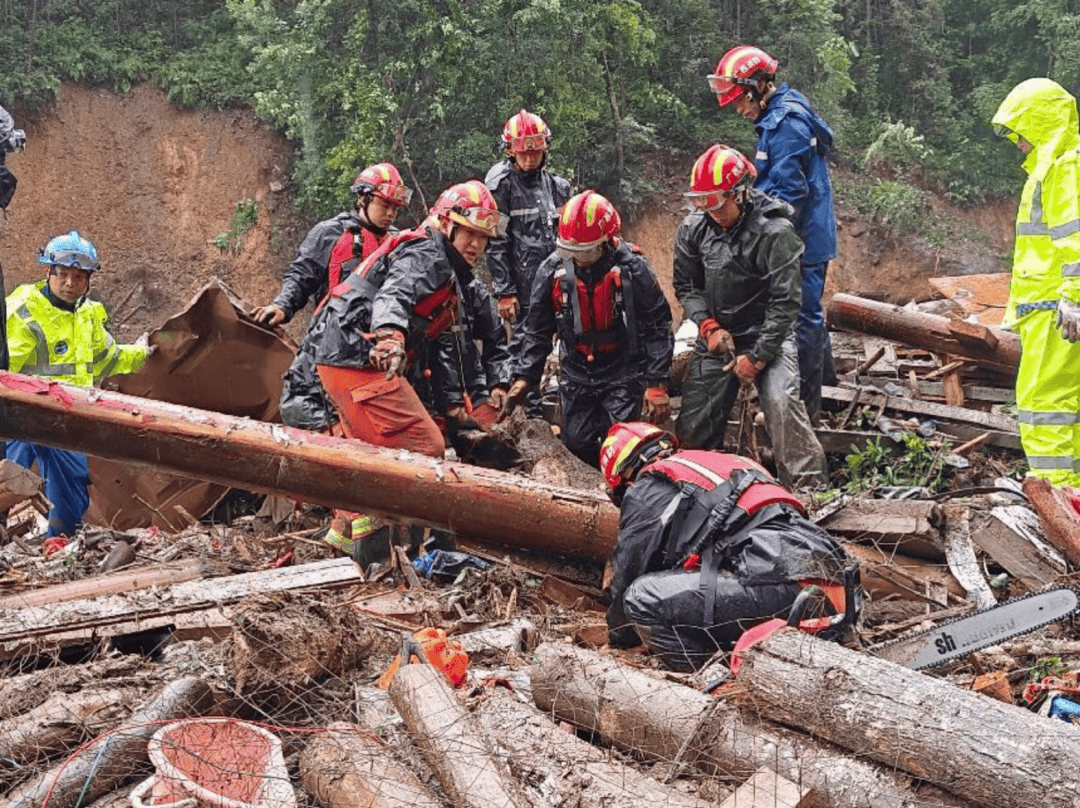 直击龙胜山洪救援现场:消防,蓝天救援队全力搜救,村干部冒雨救人