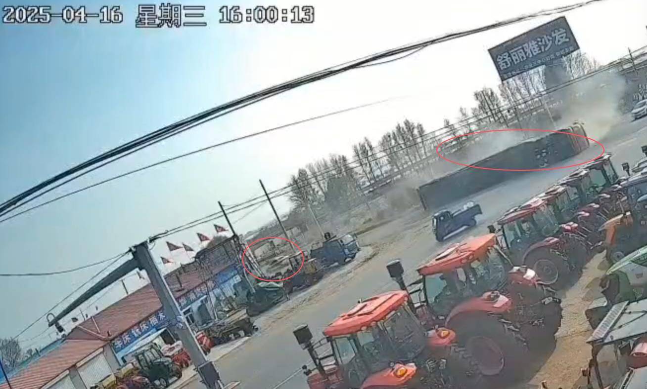 副局长回应“货车躲追查侧翻执法者未救司机”：深表歉意，两名涉事人员调离，车主涉嫌违法加装“飞机轮”