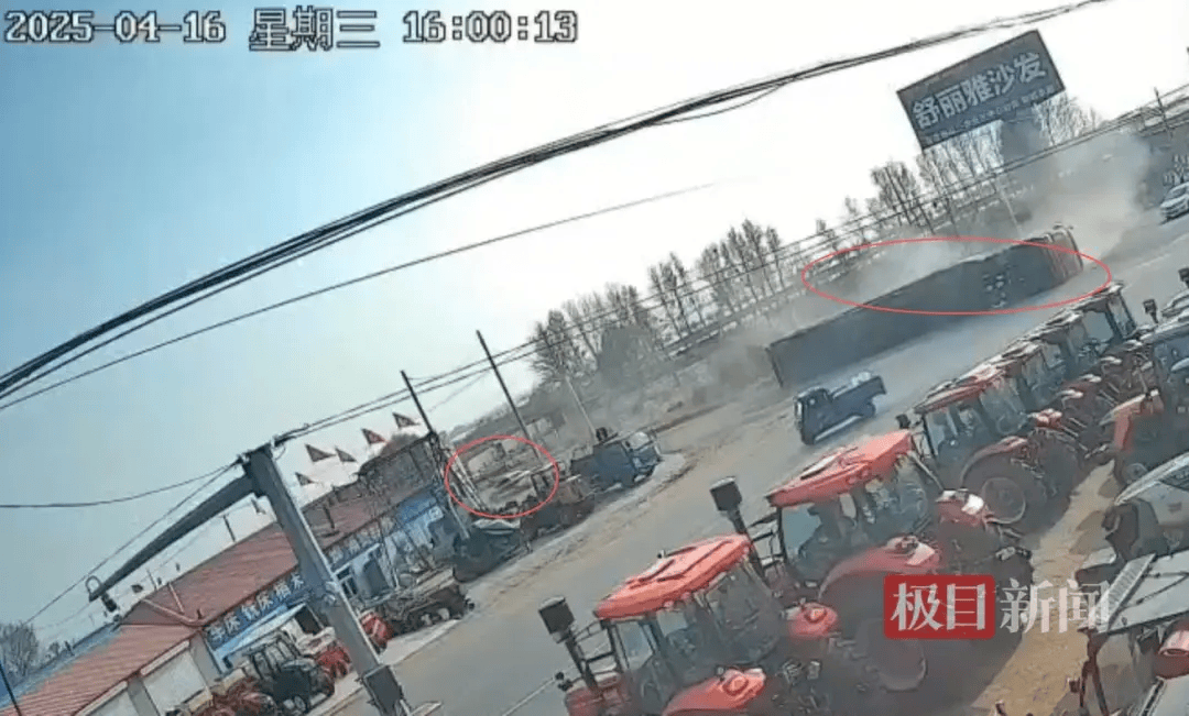 沈阳康平一半挂车为躲避追查侧翻，执法车辆被指驶离未施救