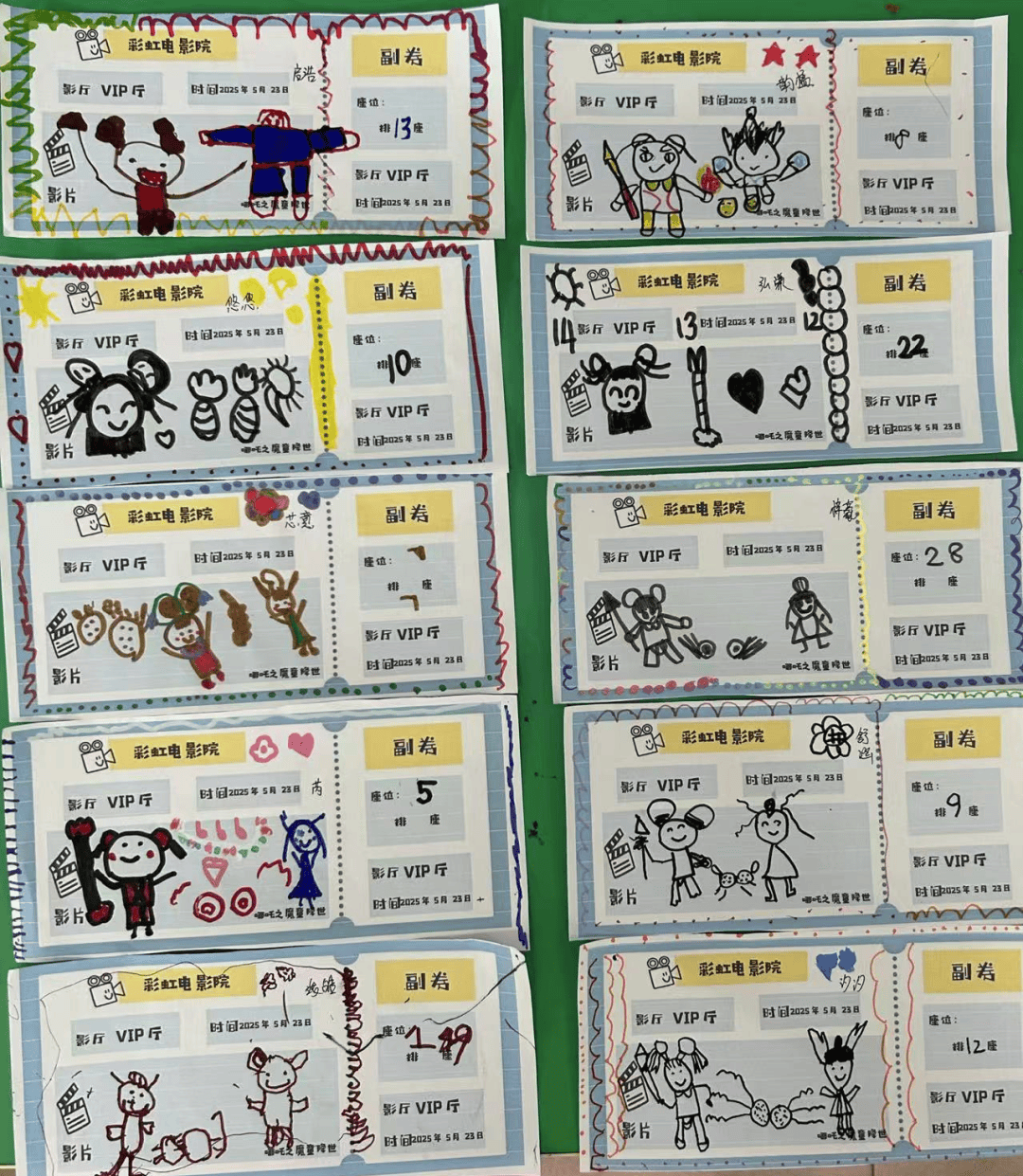 小朋友们用自己灵巧的小手绘制独一无二的电影票,大家发挥想象力,一张