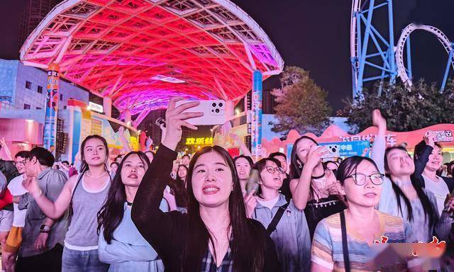 汪苏泷、胡海泉、徐佳莹等明星云集，周末的欢乐谷太火爆