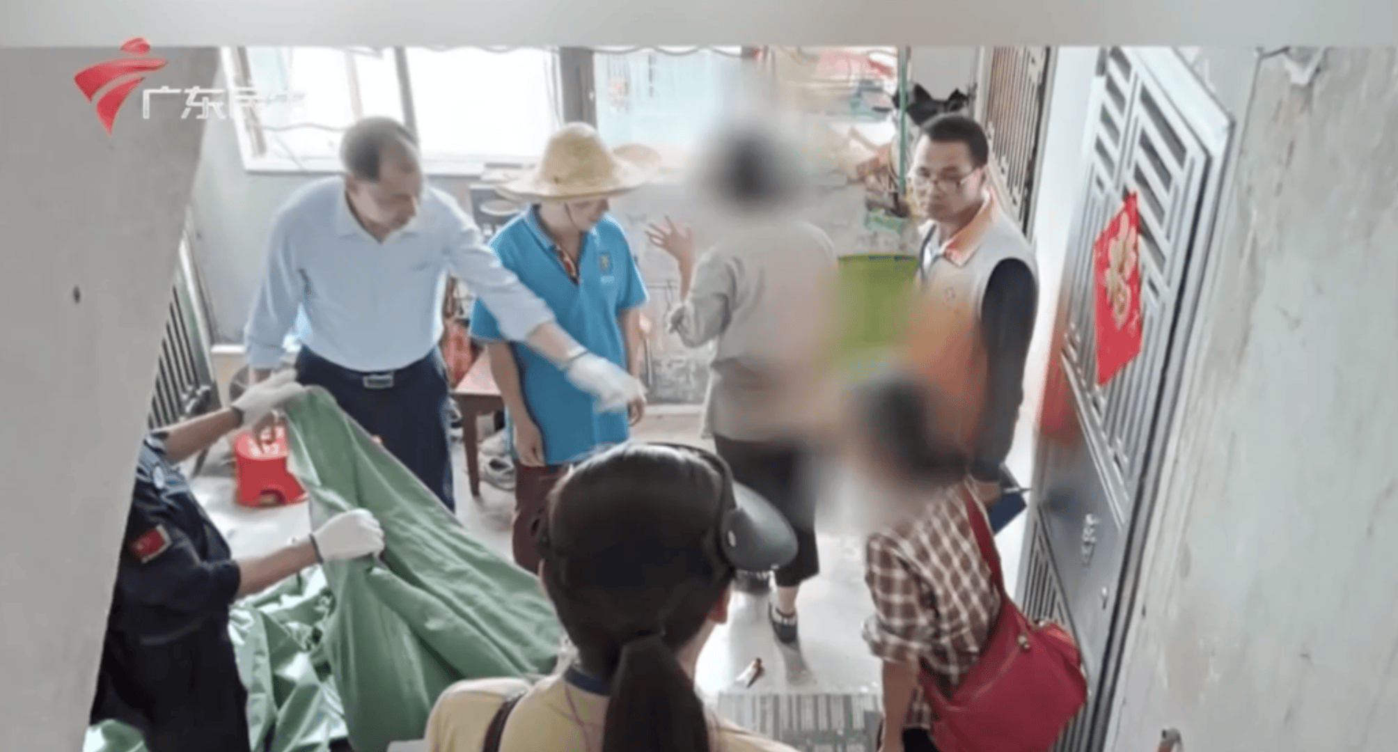 母女频繁高空抛物，有邻居戴头盔出门？物业称多次劝说未果 当地派出所正调查