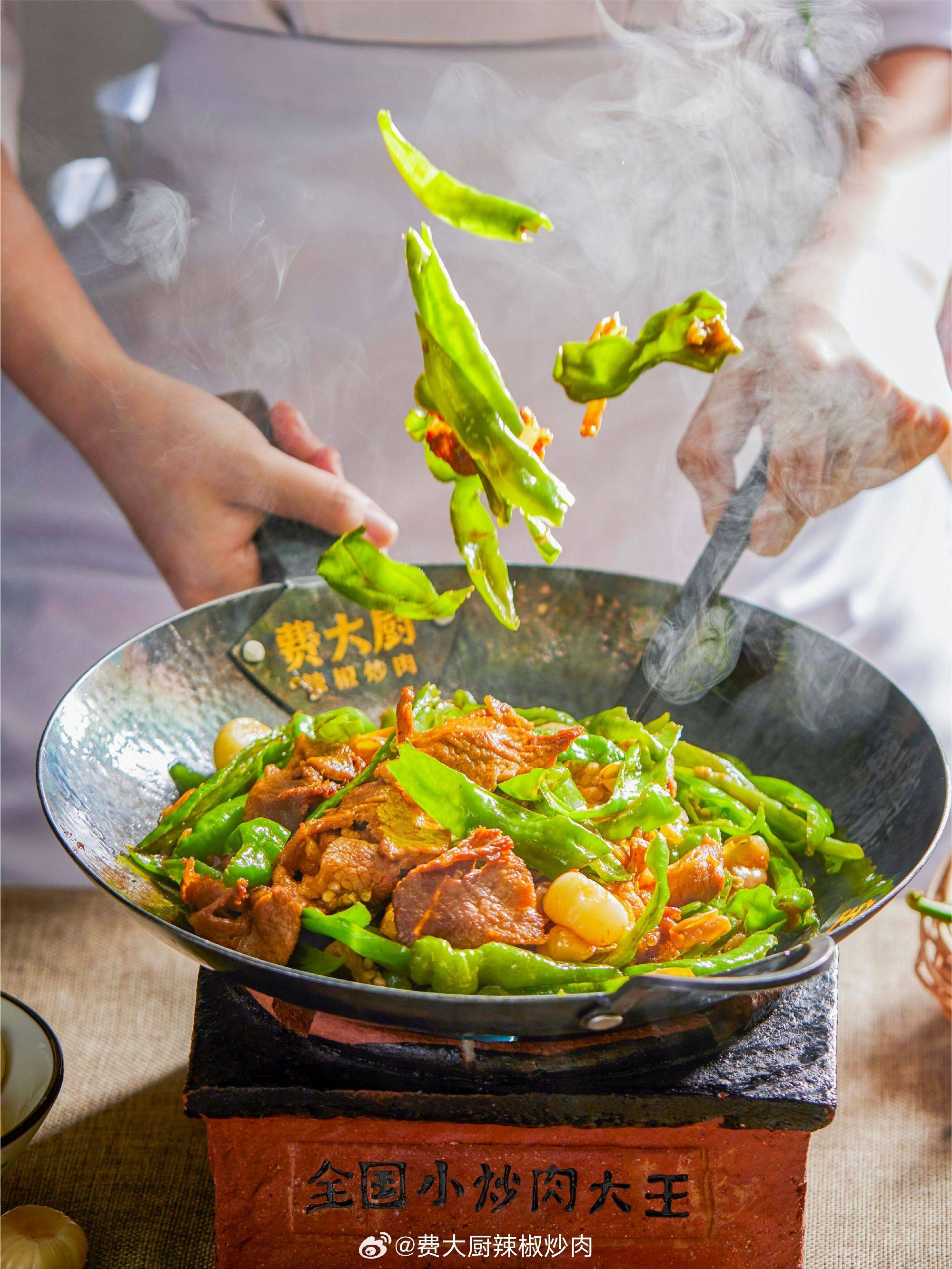吃辣椒炒肉的队伍要排到美国了？费大厨百万年薪招店长，湘菜连锁品牌加速出海