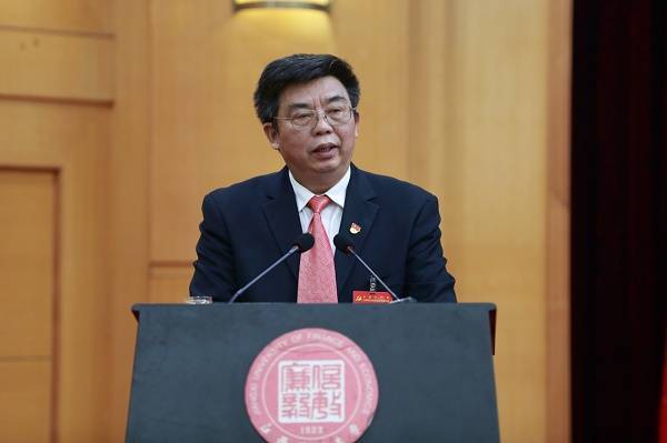 一所大学党的前秘书发起了该计划，以解释组织