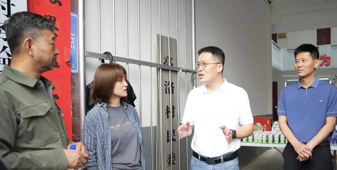 当天,区委书记黄桂诚携区影视工作专班,前往拍摄现场看望慰问剧组工作