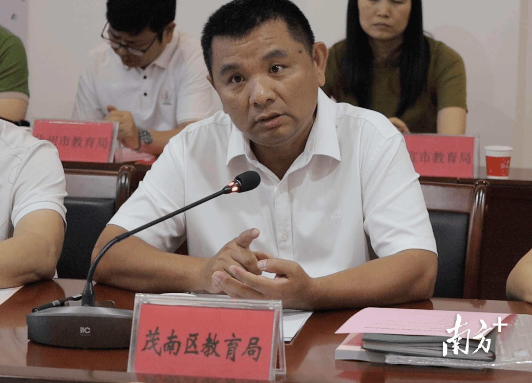 首先打开话匣子的是茂南区教育局副局长杨福文