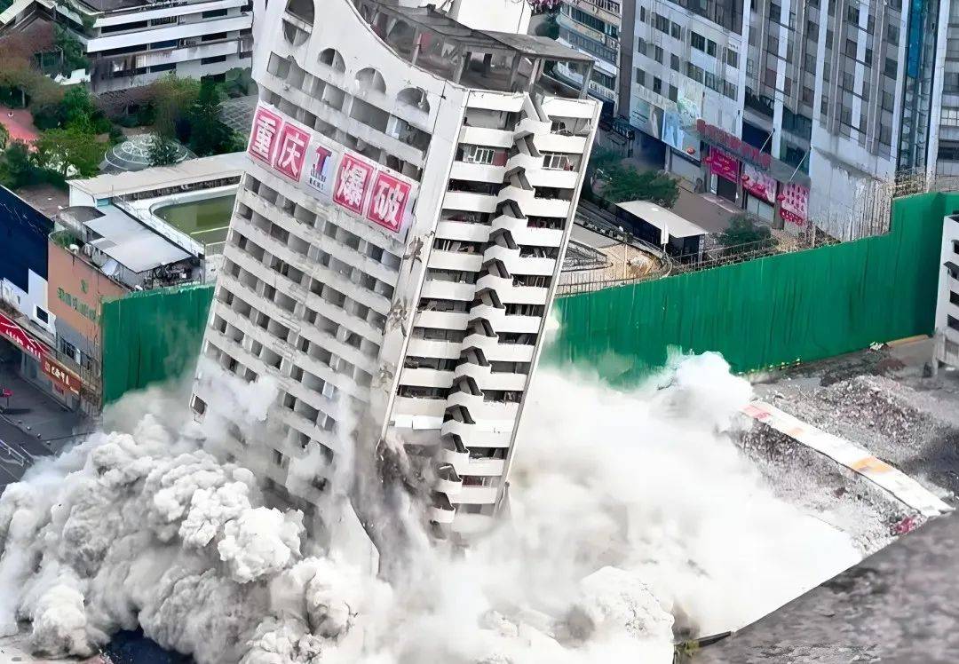 重庆一地标建筑"完美爆破"后,旁边一高层住宅出现不同程度的裂缝!