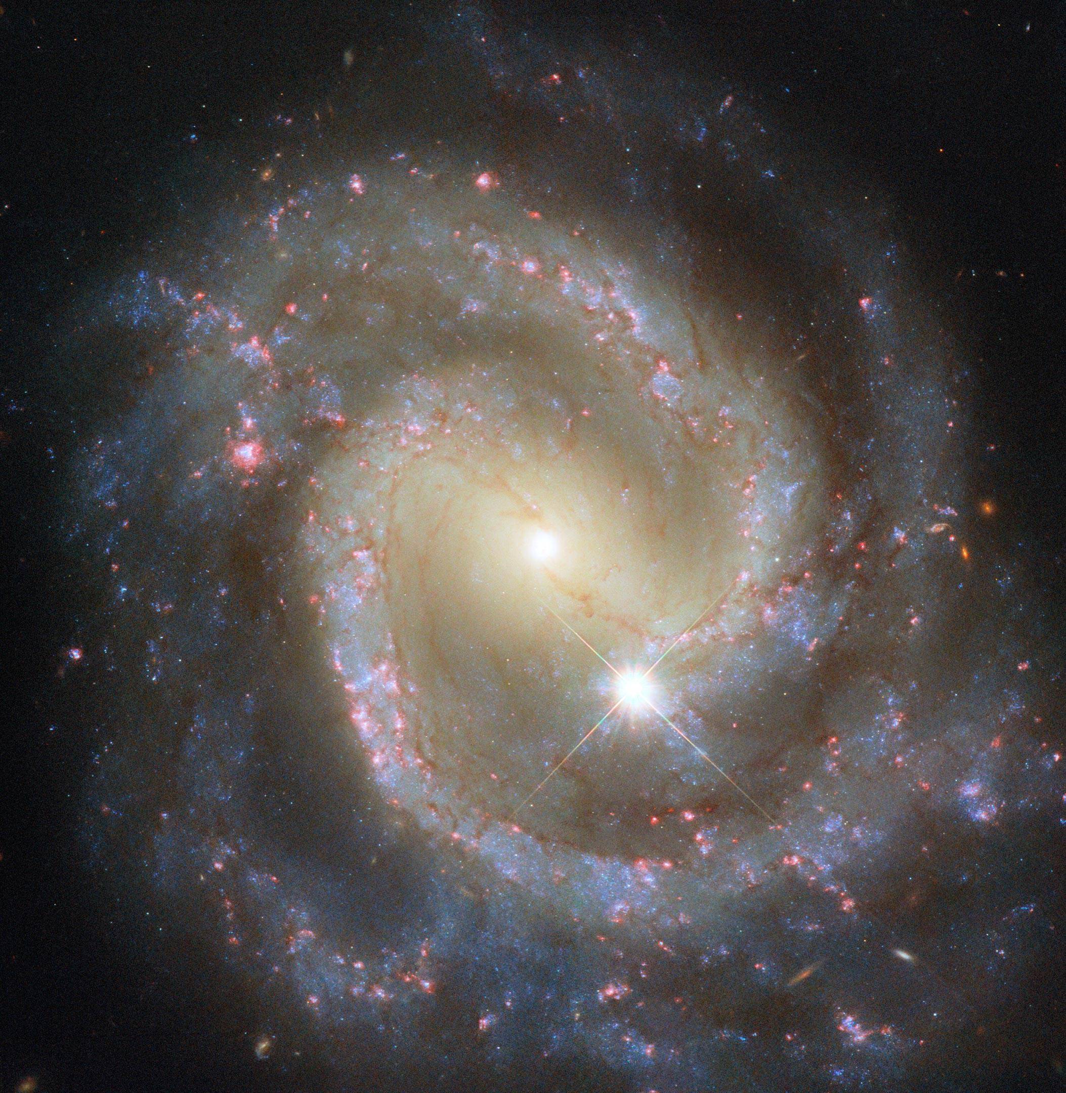 NGC 3507 棒旋星系被哈勃抓拍，地球 4600 万光年外的宇宙之美
