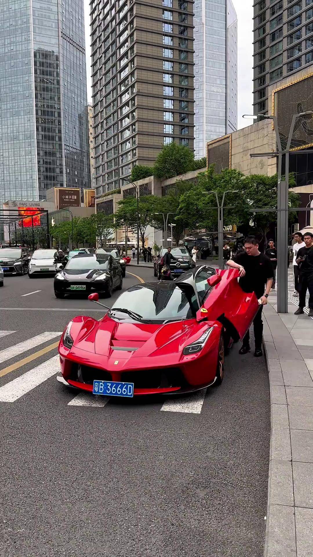 看完了上一期的帕加尼zonda 再看看这台法拉利拉法,是不是感觉外观