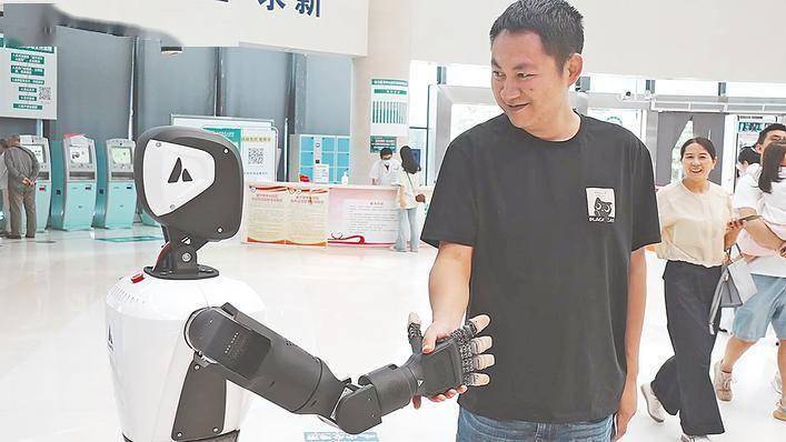 “远游”机器人在咸宁中心医院上岗