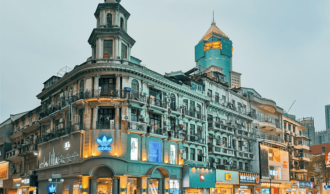 江汉路步行街是中国最长的步行街,有“天下第一步行街”的美誉,位于湖