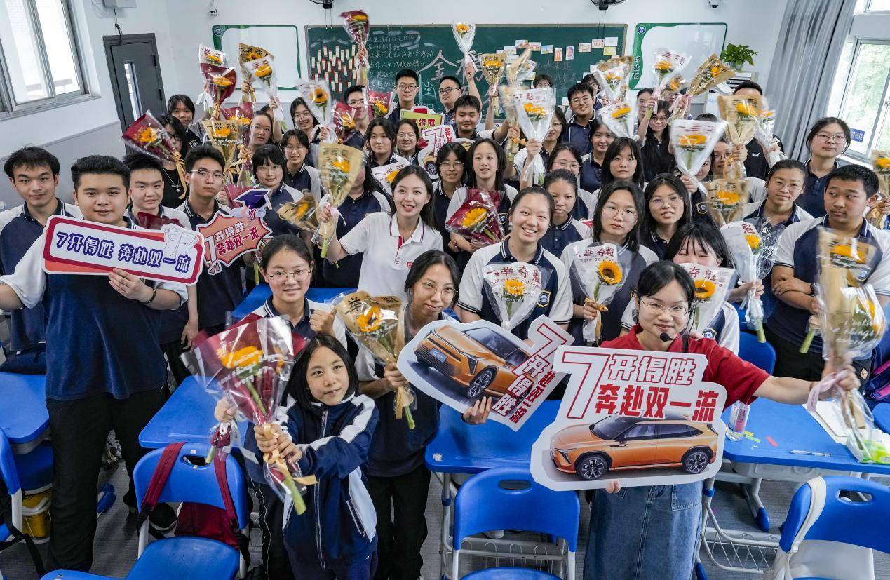 高三最后一节课,武大附中师生上演双向"告白"