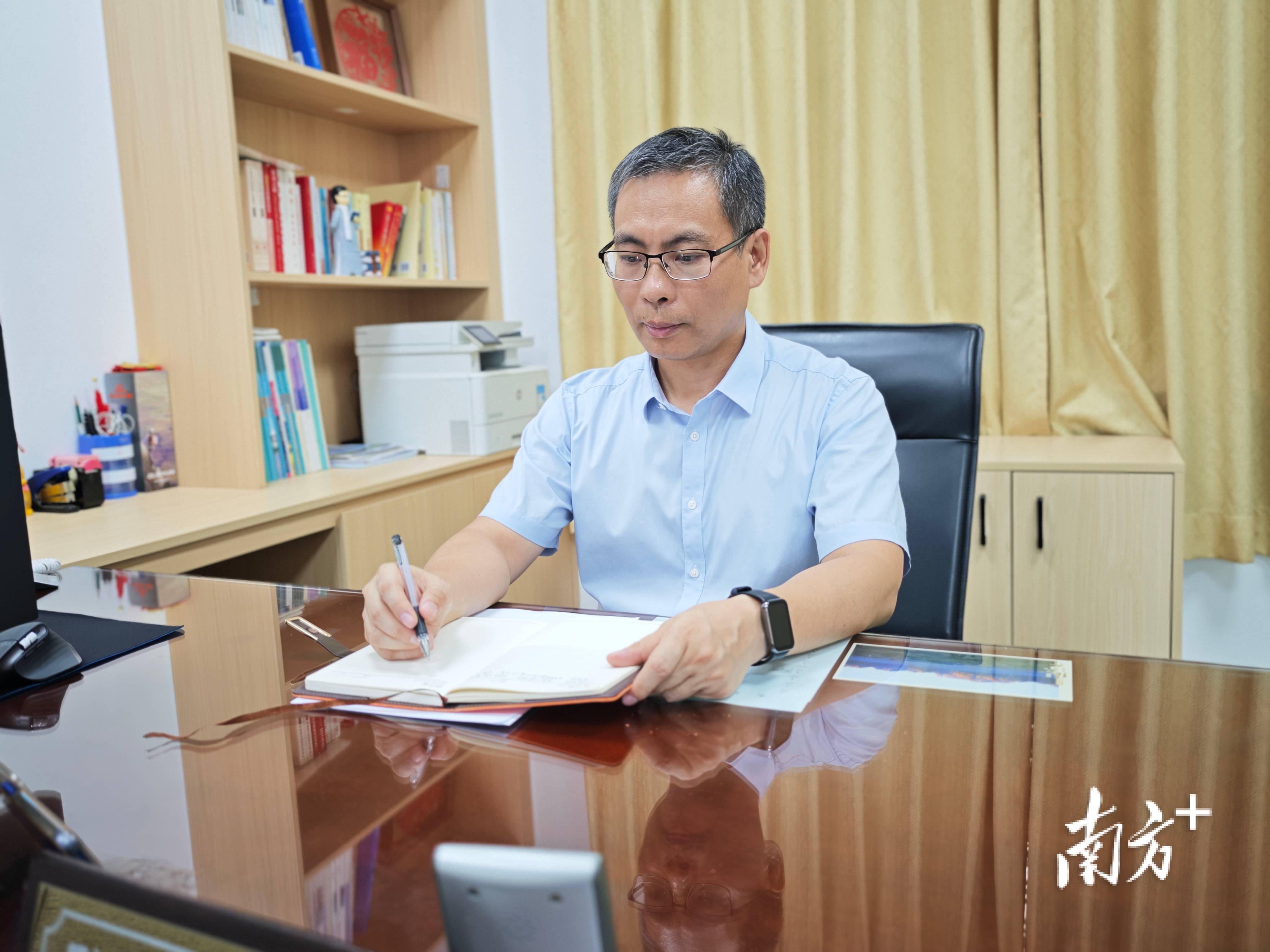 "江门市新会华侨中学党委副书记,校长陈育华:同学们,高考需经三"日"