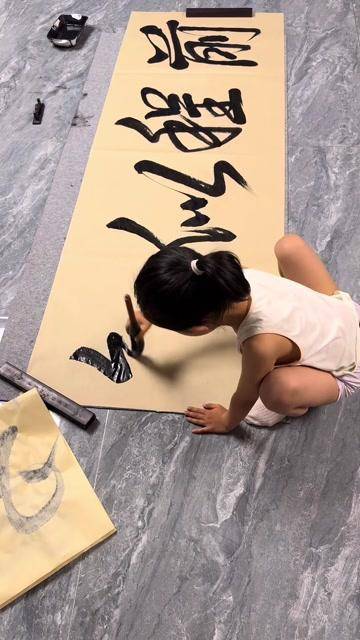 #6岁女孩用书法祝福高考生 近日，宁夏，6岁女孩手写“前程似锦”，为高考生们加油！（via：人民日报少年）_搜狐网