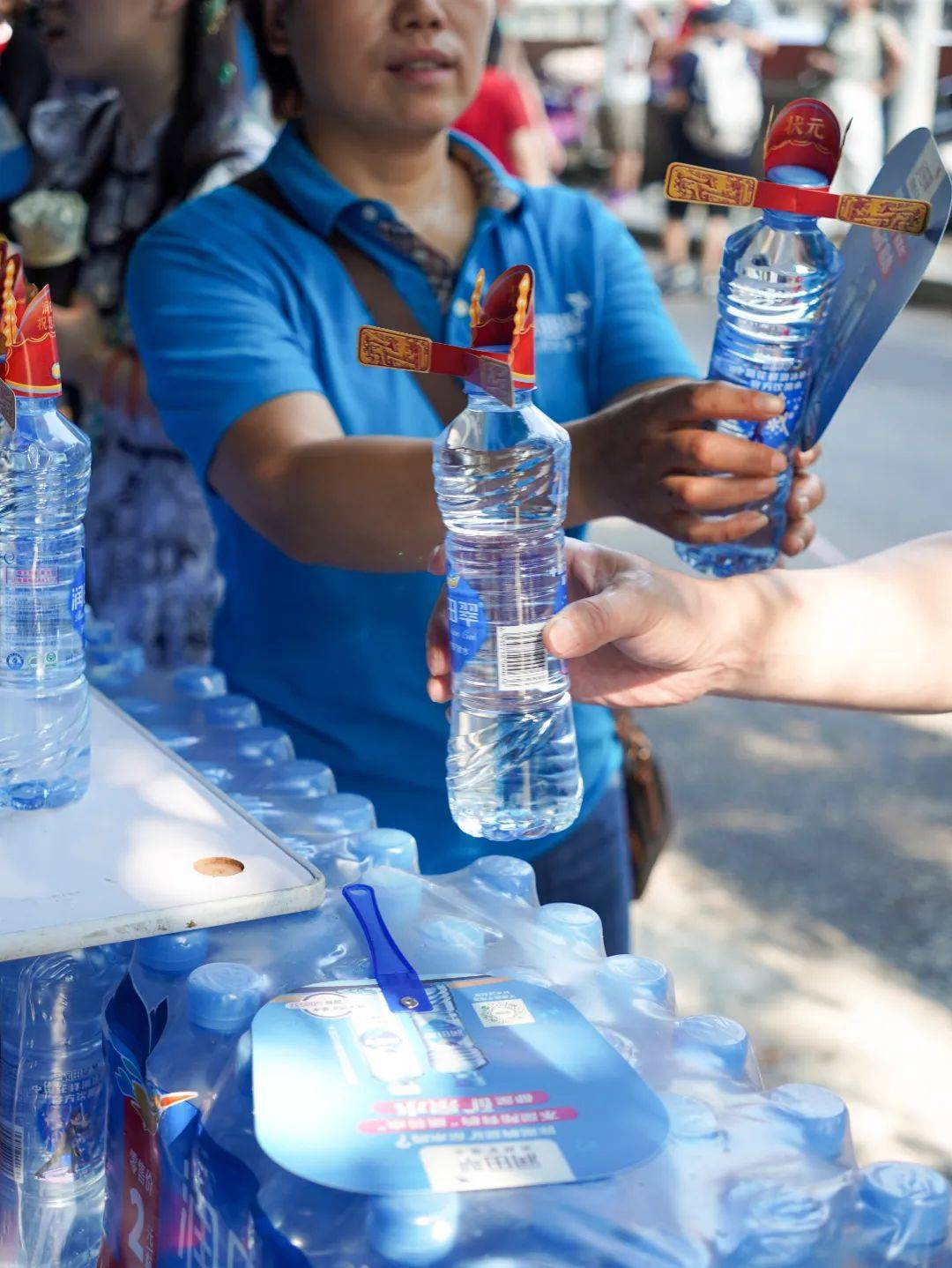 高考考场外这一幕,太暖了!