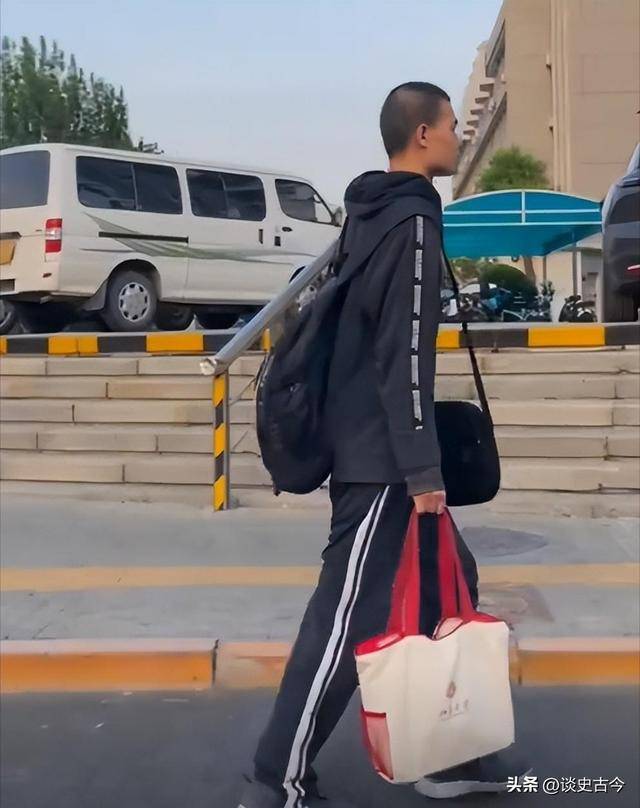 不迎合、不巴结、不打招呼，校领导、系主任，通通给韦神让路！