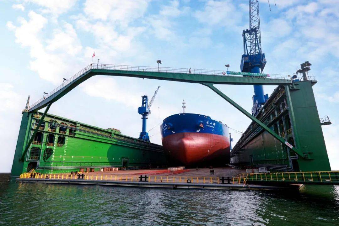 我国北方最大浮船坞在大连中远海运重工正式投产