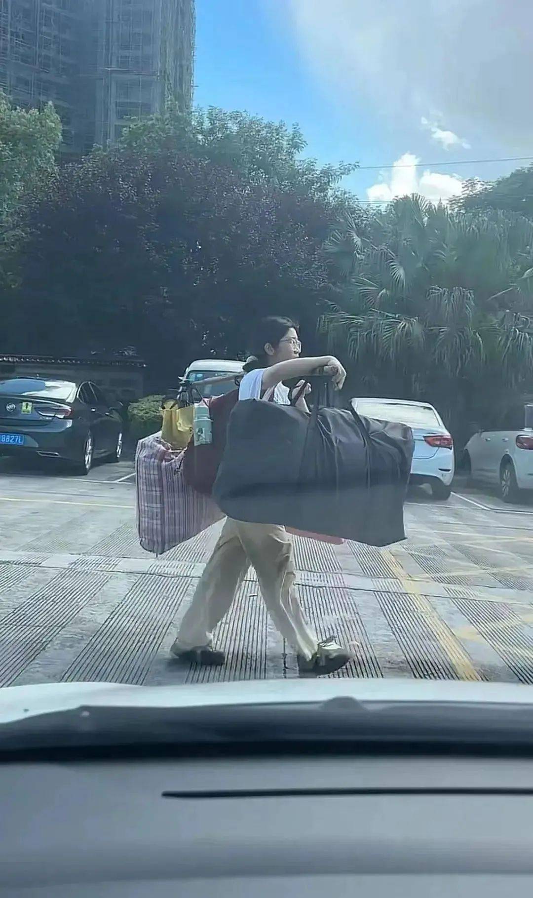 张雪峰喊话高考后扁担挑行李女孩：教育学不是当老师的