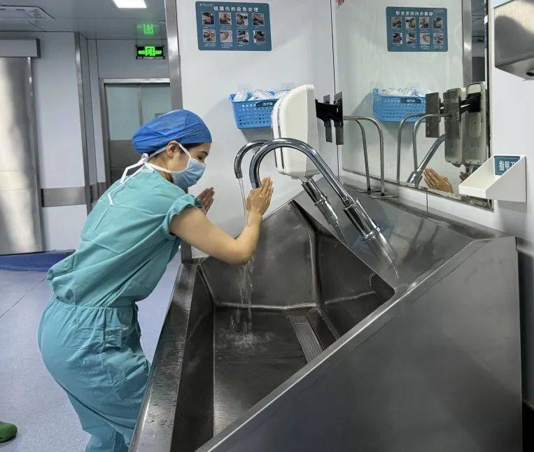 市中心医院成功举办新锐医疗人员外科手消毒技能竞赛