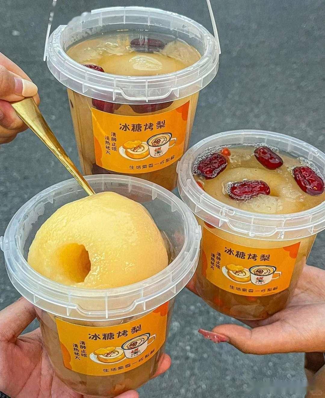 我的改良做法是选饱满多汁的雪梨用盐搓洗干净顶部切开当盖子挖掉