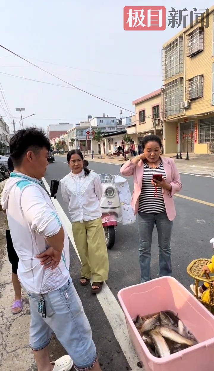 一名男子派鲤鱼到街上邀请陌生人挑战他的父亲