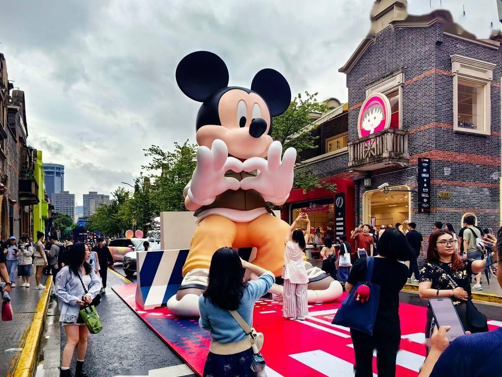 上海:迪士尼"奇聚派对"开启 6米巨型米奇亮相街头