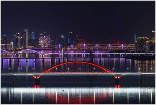 南昌一江两岸灯光秀：绘璀璨画卷，亮城市夜