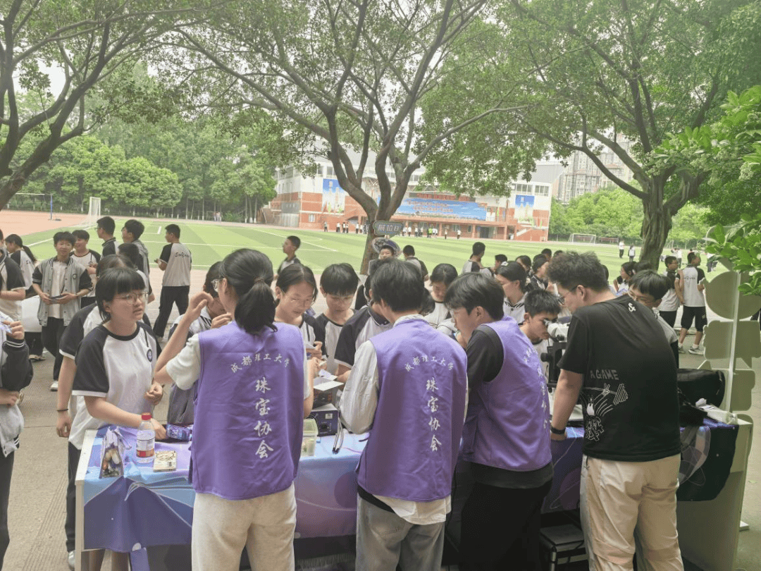 成都理工大学与优质生源中学三原外国语学校洽谈合作并开展科技交流