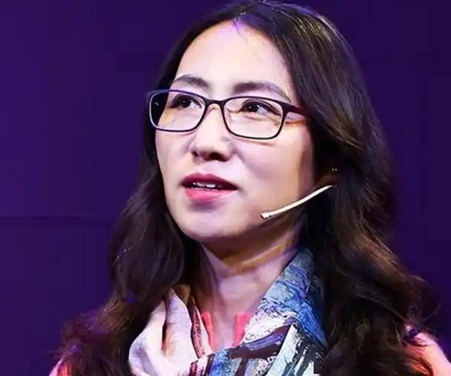 清华才女李一诺:博士毕业后4年生3娃,替比尔·盖茨花钱的女人