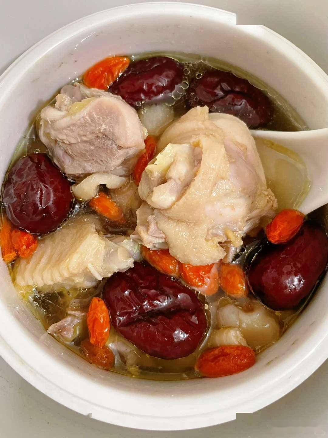 这碗红枣枸杞鸡汤,补血又养颜,喝出好气色!