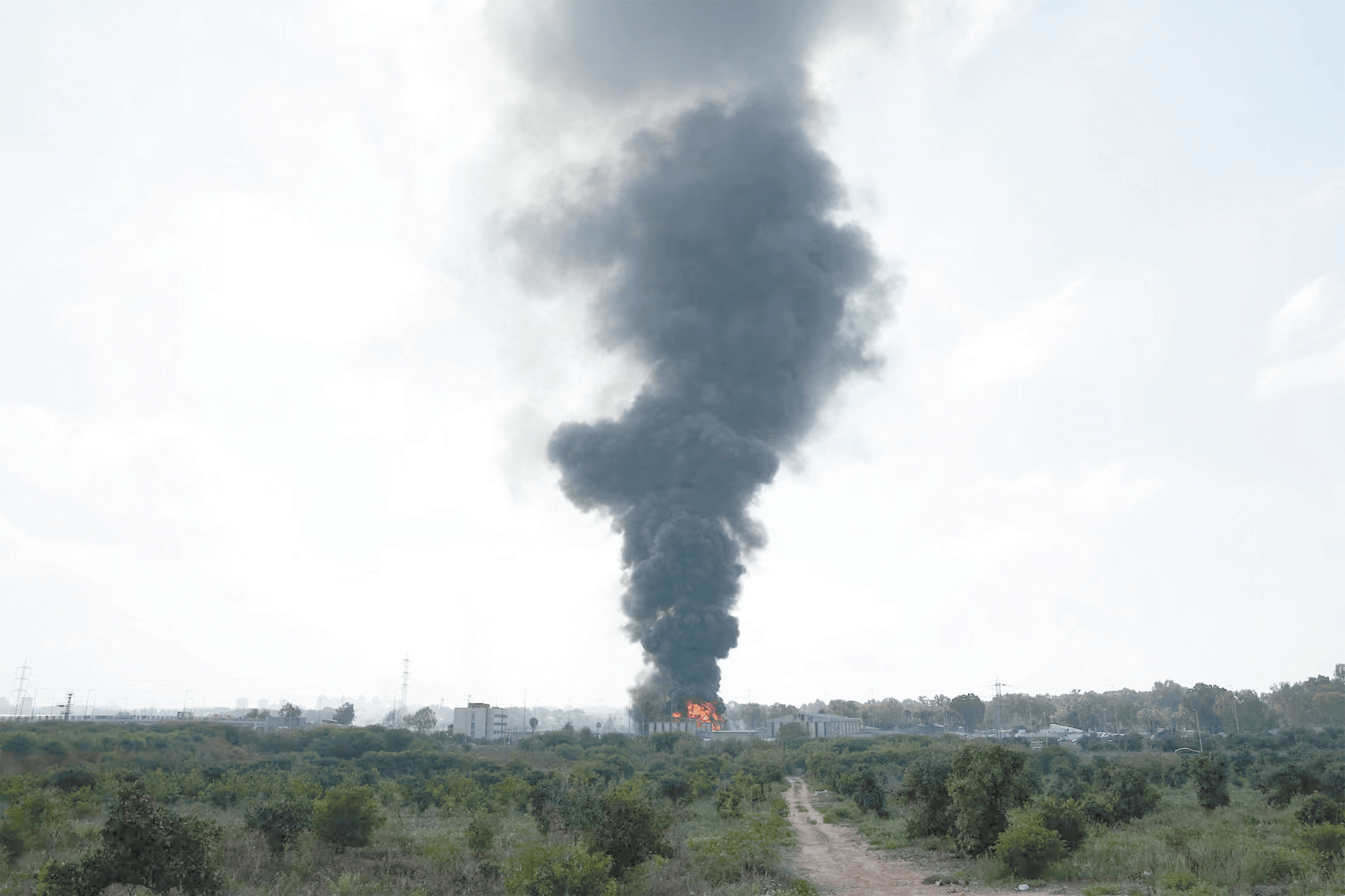 摩萨德总部“陷入火海”，德黑兰多地遭到摧毁，伊以猛烈袭击对方战略要地