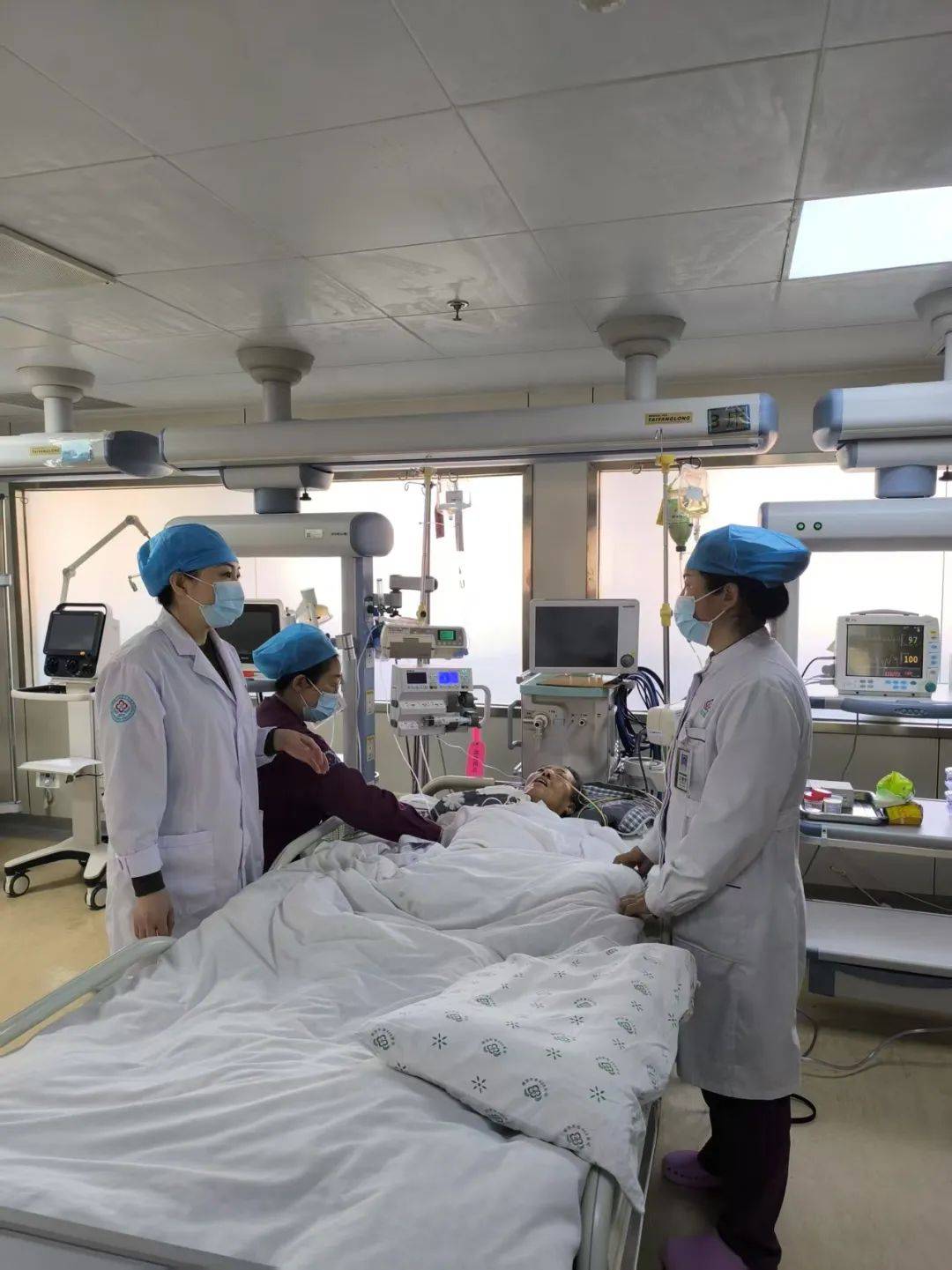 医者先锋丨25项复杂病情的重症患者康复出院