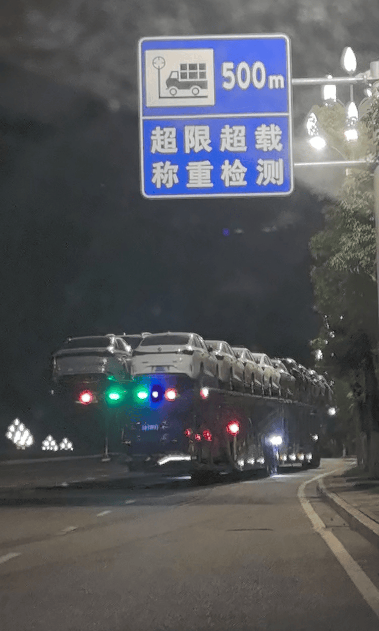 谁有黄站:中国之声特别报道丨“飞机板”在高速公路上“横冲直撞”，非法改装的超限车辆为什么能畅行无阻？