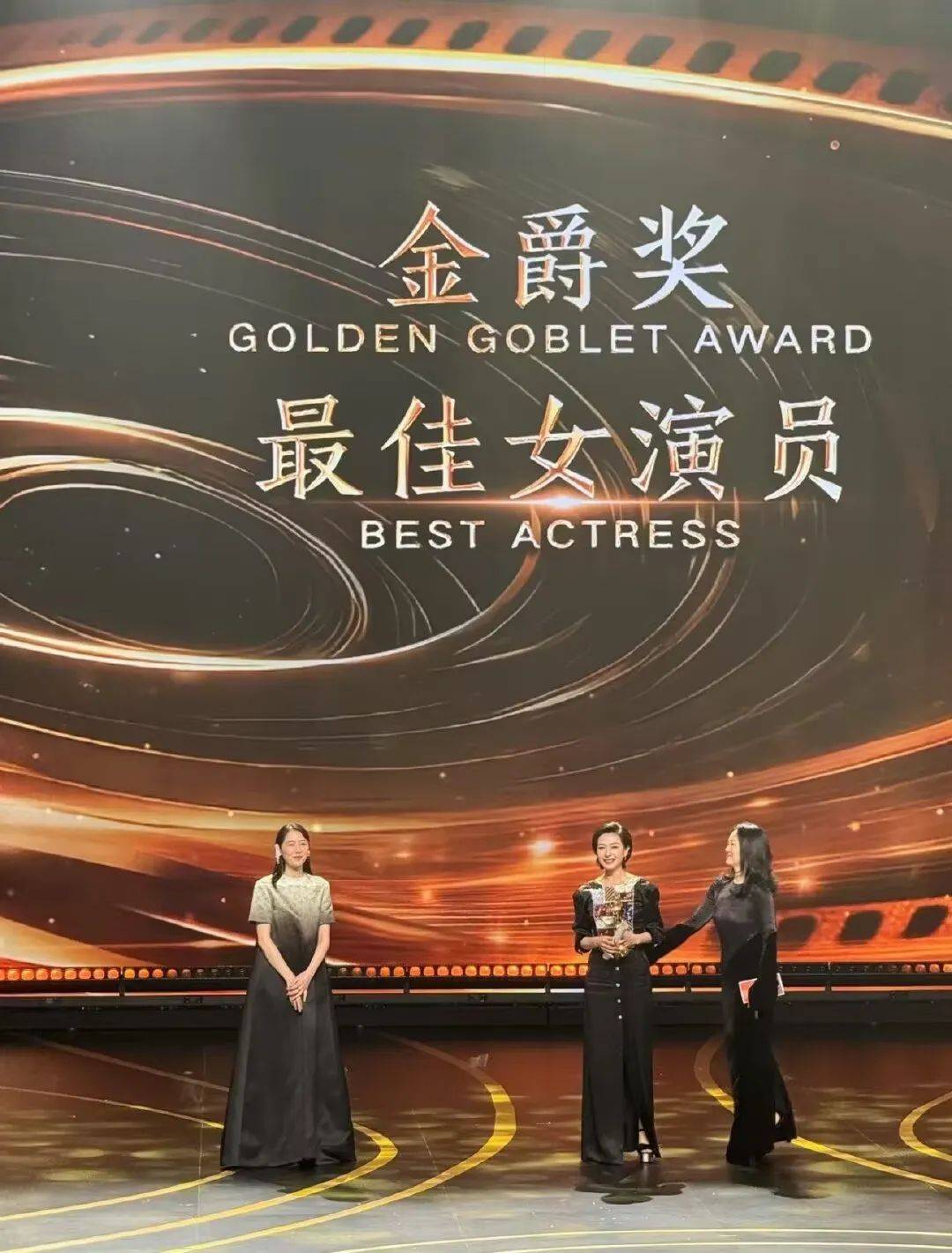 白袜体育生打飞机:湖南女演员万茜，上海电影节拿下“影后”，她用作品证明了自己