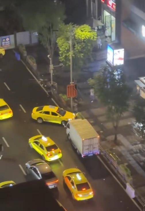 在线观看内射亲妹妹无套内射:重庆一出租车司机因口角在街头冲撞，警方：涉事司机被依法控制