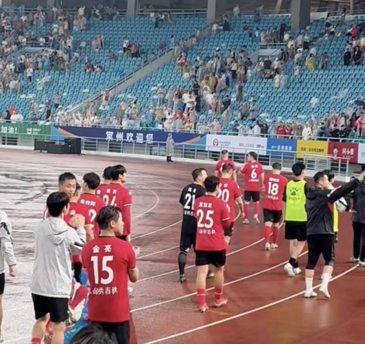土豪网:常州队五连败后球迷不离不弃，赛后喊话：打回来吧！