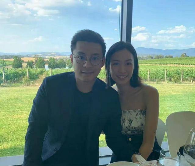 十八禁色图:热搜之一！霍震霆宣布36岁儿子霍启仁已结婚，欢迎泰国儿媳