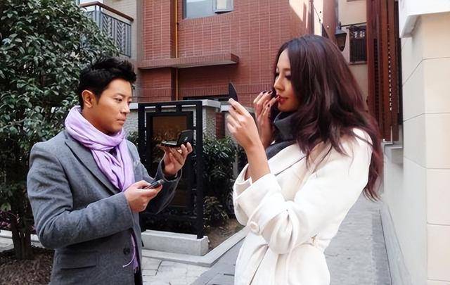 当狗仔将一张罗紫琳和俄罗斯富豪在海滩上亲密互动的照片公布在网上时