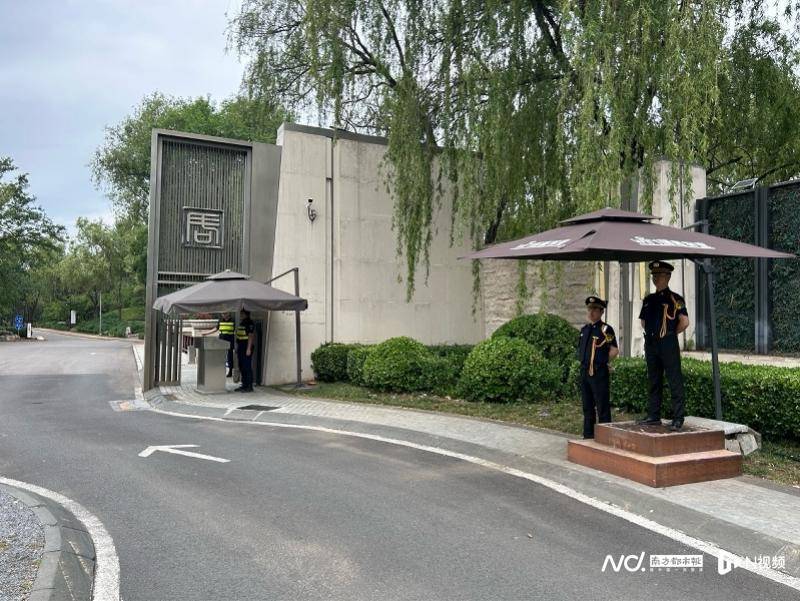 仁姬应援团:高档别墅小区业主“自救”遇阻：更换物业公司为何这么难？
