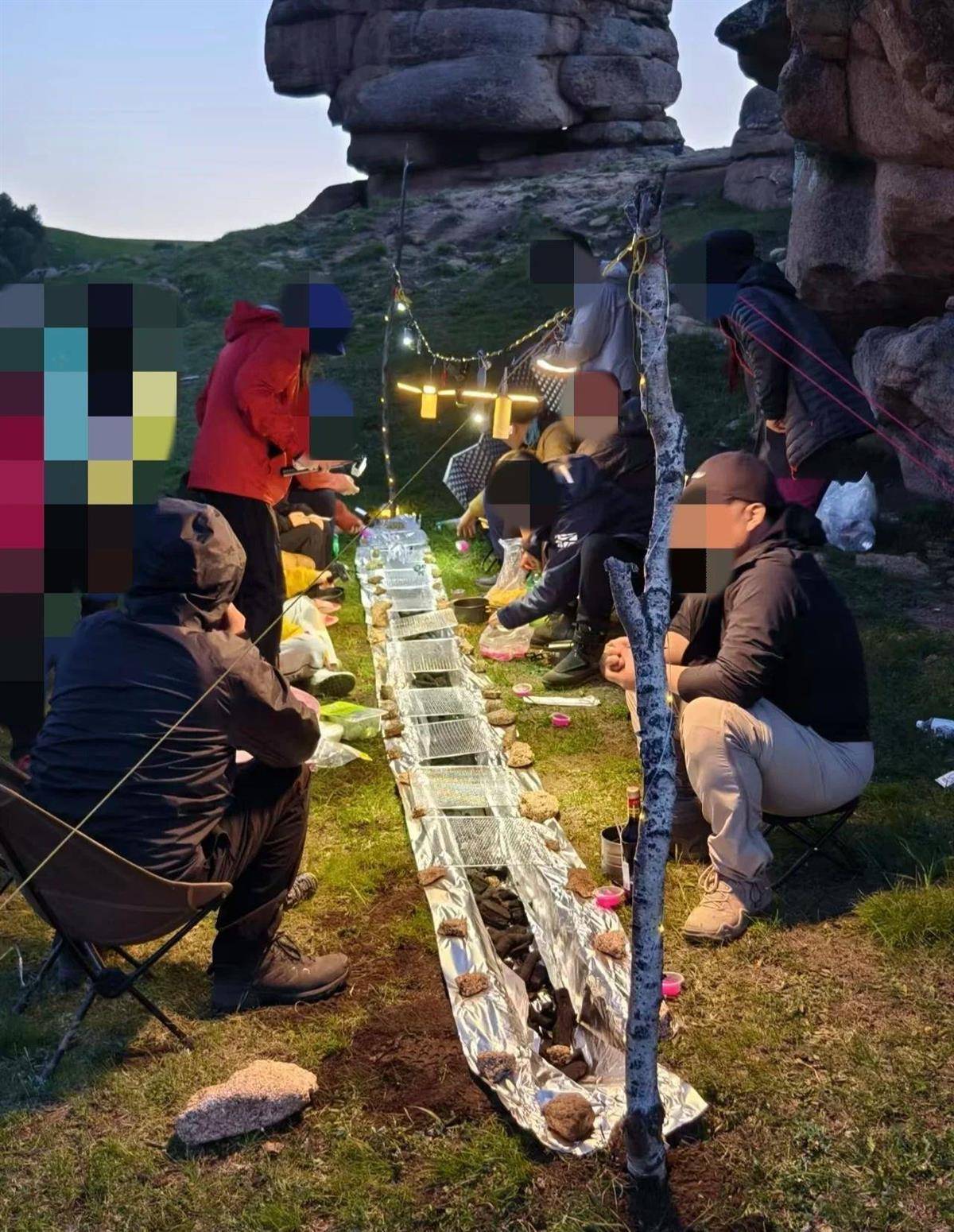 野外团队在内蒙古高山草甸挖4米长水沟烧烤，林草部分介入